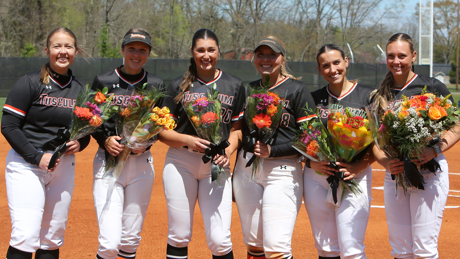 Softball sweeps Senior Day for fifth-straight win