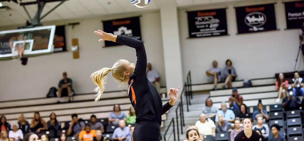 Volleyball falls 3-1 in SAC opener, Mazur closes in on 2,000 career digs