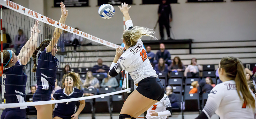 LMU sweeps Pioneers in SAC volleyball