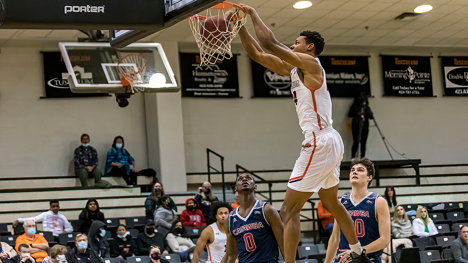 Pioneers take four-game winning streak on the road at Mars Hill, Coker this week