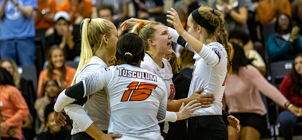 Women's Volleyball Executes a Weekend Sweep